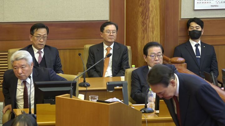 [서울=뉴시스] 김명년 기자 = 윤석열 대통령이 25일 서울 종로구 헌법재판소에서 열린 자신의 탄핵심판 11차 변론에서 최종변론을 마치고 재판관들에게 인사를 하고 있다.(사진=헌법재판소 제공) 2025.02.25. photo@newsis.com *재판매 및 DB 금지