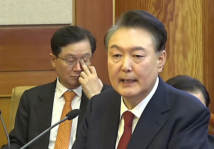 [서울=뉴시스] 김명년 기자 = 윤석열 대통령이 25일 서울 종로구 헌법재판소에서 열린 자신의 탄핵심판 11차 변론에서 최종 의견 진술을 하고 있다.(사진=헌법재판소 제공) 2025.02.25. photo@newsis.com *재판매 및 DB 금지