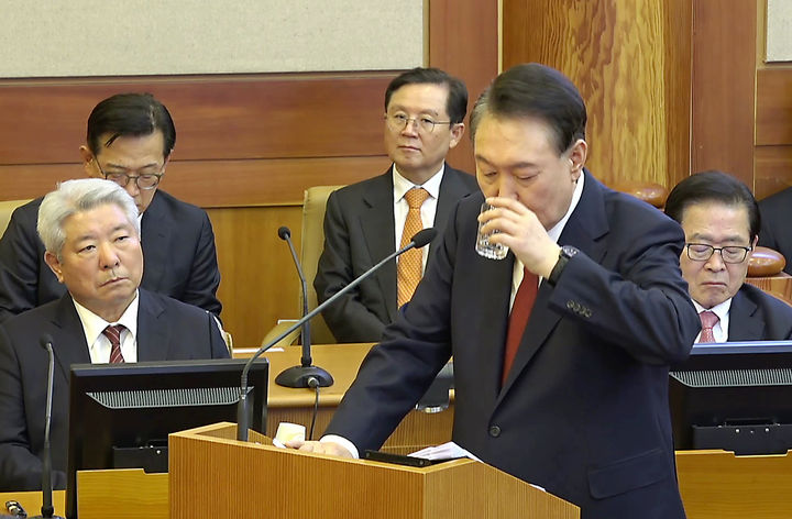 [서울=뉴시스] 김명년 기자 = 윤석열 대통령이 25일 서울 종로구 헌법재판소에서 열린 자신의 탄핵심판 11차 변론에서 최종 의견 진술을 하던 중 물을 마시고 있다.(사진=헌법재판소 제공) 2025.02.25. photo@newsis.com *재판매 및 DB 금지