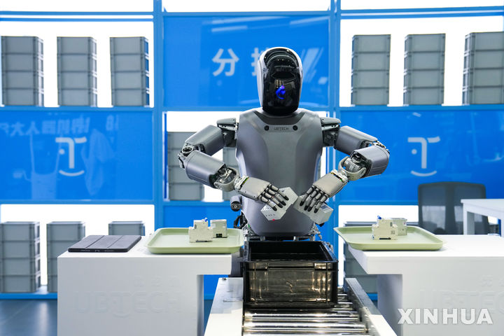 [베이징=신화/뉴시스] 지난 2월 24일 중국 베이징 이좡 로봇산업단지에 있는 로봇월드에서 유비테크의 '워커' 시리즈 휴머노이드 로봇이 분류 작업을 선보이고 있다. 2025.07.18