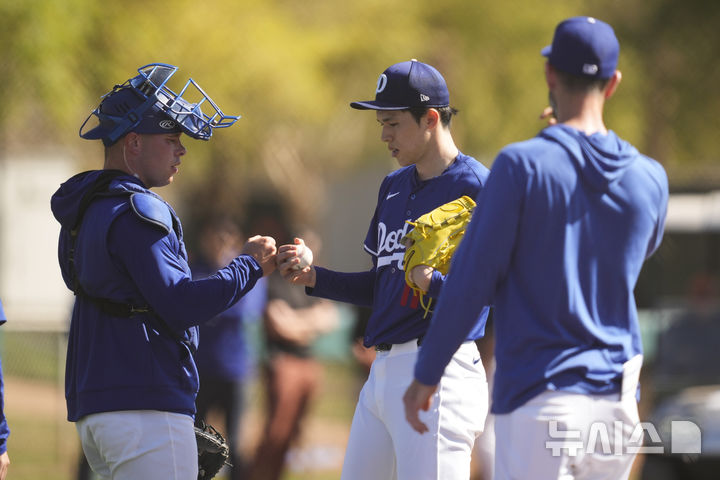 [피닉스=AP/뉴시스] 메이저리그 LA 다저스 포수 달튼 러싱과 투수 사사키 로키. 2025.02.26.