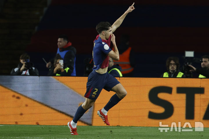 [바르셀로나=AP/뉴시스] FC 바르셀로나의 파우 쿠바르시가 25일(현지 시간) 스페인 바르셀로나의 에스타디 올림픽 류이스 콤파니스에서 열린 2024-25 국왕컵 4강 1차전 아틀레티코 마드리드(ATM)와 경기 전반 21분 동점 골을 넣고 세리머니하고 있다. 두 팀은 8골의 골 잔치를 벌이며 4-4 무승부를 기록했다. 2025.02.26.