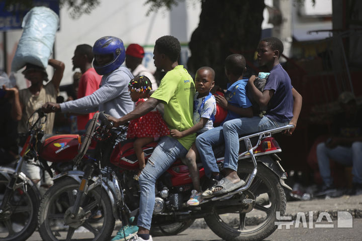 [포르토프랭스=AP/뉴시스] 아이티 포르토프랭스 델마 지역 주민들이 올 해 2월 25일 무장 갱단 폭력을 피해 집을 떠나고 있다. 2025.05.09.