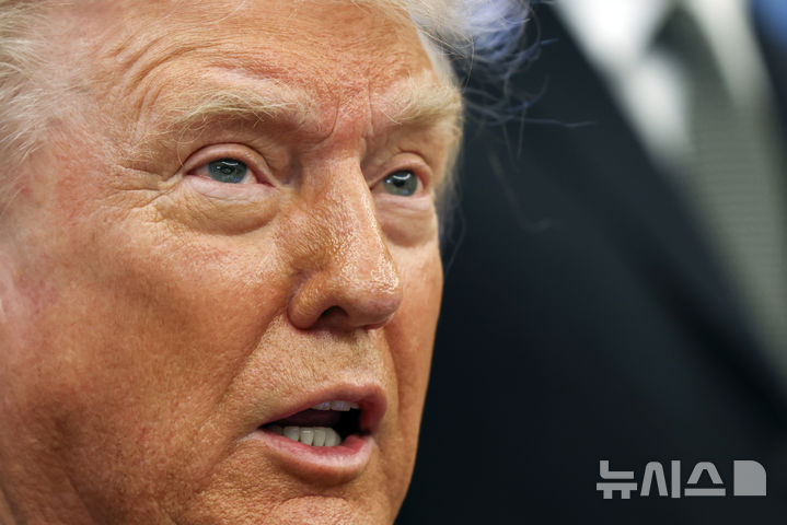 [워싱턴=AP/뉴시스] 도널드 트럼프 미국 대통령이 25일(현지 시간) 백악관 집무실에서 기자들에게 얘기하고 있다. 2025.02.26.