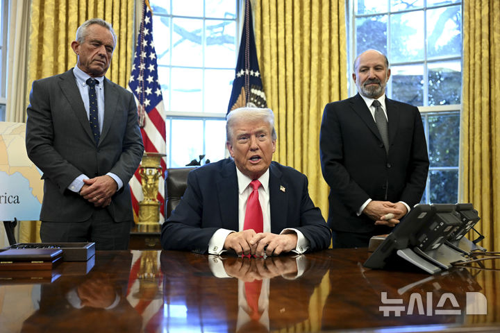 [워싱턴=AP/뉴시스] 도널드 트럼프 미국 대통령이 25일(현지 시간) 백악관 집무실에서 행정명령에 서명하기 전 발언하고 있다. 트럼프 대통령은 미국 영주권 혜택이 있는 '골드 카드'를 제시하면서 이를 500만 달러(한화 약 71억6000만 원)에 판매할 것이라고 밝혔다. 그는 "부유한 사람들이 이 카드를 구매해 미국에 들어와 많은 돈을 쓰고, 많은 세금을 내고, 많은 사람을 고용할 것"이라고 말했다. 2025.02.26.