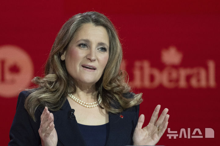 [몬트리올=AP/뉴시스] 크리스티아 프릴랜드 전 캐나다 부총리 겸 재무장관. 볼로디미르 젤렌스키 우크라이나 대통령은 5일(현지 시간) 프릴랜드 전 부총리를 우크라이나 경제 고문으로 위촉했다. 2025.01.06.