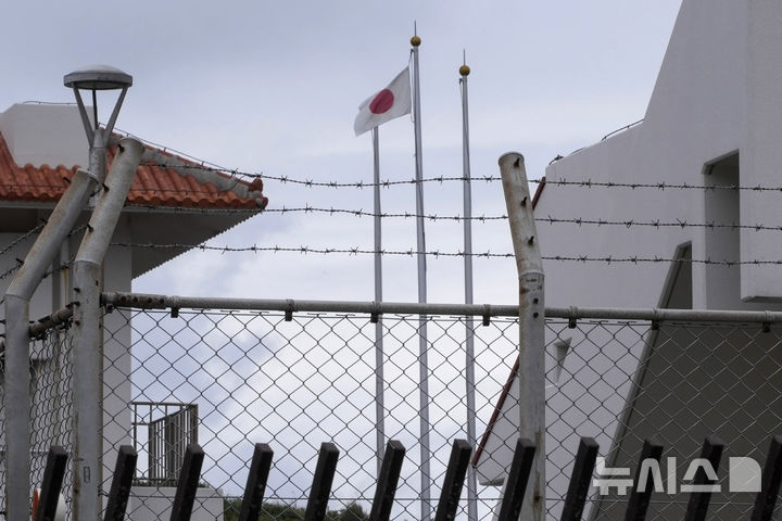 [요나구니지마=AP/뉴시스]일본 방위성은 무인기(드론), 인공지능(AI) 기술을 활용해 미래 전투 방식을 검토하는 팀(이하 미래팀)을 신설했다고 16일 요미우리신문이 보도했다. 사진은 지난 2월 14일 일본 서부 요나구니지마의 자위대 기지에 일장기가 걸린 모습. 2025.06.16. 