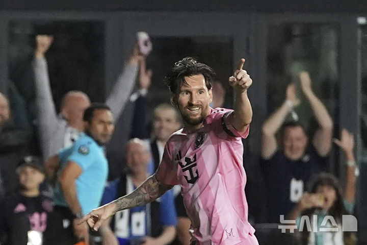 [포트로더데일=AP/뉴시스] 인터 마이애미의 리오넬 메시가 25일(현지 시간) 미 플로리다주 포트로더데일 체이스 스타디움에서 열린 2025 북중미카리브축구연맹(CONCACAF) 챔피언스컵 1라운드 2차전 스포팅 캔자스시티와 경기 전반 19분 선제골을 넣고 세리머니하고 있다. 인터 마이애미가 3-1로 승리해 1,2차전 합계 4-1로 16강에 진출했다. 2025.02.26.