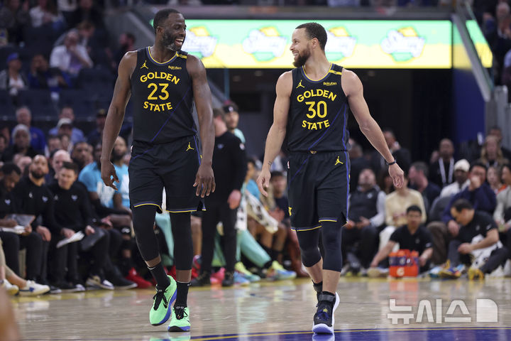 [샌프란시스코=AP/뉴시스] 미국프로농구(NBA) 골든스테이트 워리어스의 드레이먼드 그린과 스테픈 커리. 2025.02.25.