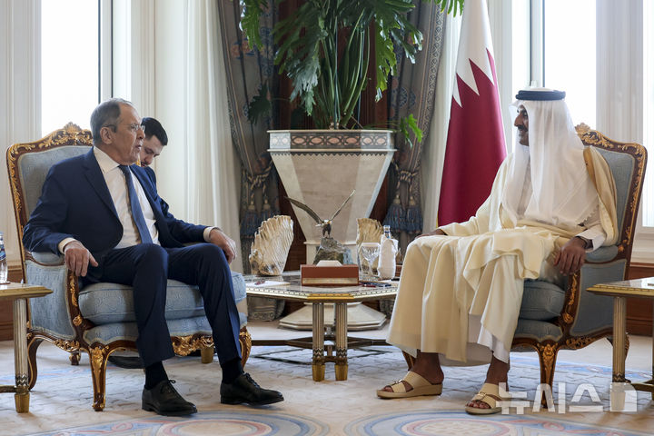 [도하=AP/뉴시스] 세르게이 라브로프 러시아 외무장관(왼쪽)과 셰이크 타밈 빈 하마드 알사니 카타르 국왕이 26일(현지 시간) 카타르 도하에서 회담하고 있다. 2025.02.27.