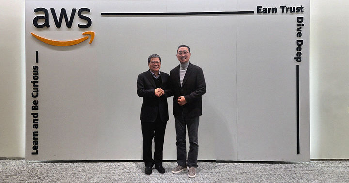 (왼쪽부터) 남기정 GS네오텍 대표와 AWS 코리아 함기호 대표가 기념촬영 하고 있다(사진=GS네오텍 제공) *재판매 및 DB 금지