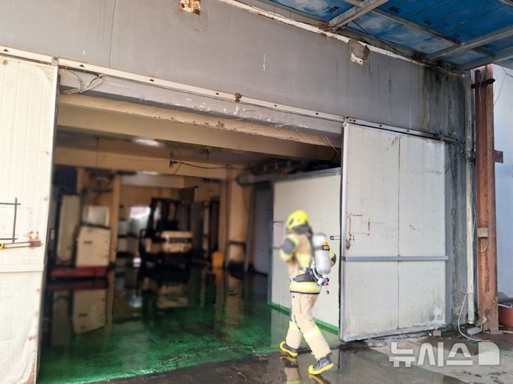 [제주=뉴시스] 26일 오전 제주시 한림읍 한 냉동 작업장에서 암모니아 가스 누출 사고가 발생해 소방당국이 안전 조치에 나서고 있다. (사진=제주소방안전본부 제공) 2026.02.26. photo@newsis.com