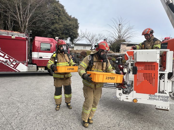 [고성(경남)=뉴시스] 신정철 기자= 경남 고성소방서(서장 김성수)는 고성박물관에서 화재 발생 시 신속한 대응을 위한 합동소방훈련을 실시했다고 26일 밝혔다.사진은 지난 25일 고성박물관에서 실시된 합동소방훈련 모습.(사진=고성소방서 제공).2025.02.26. photo@newsis.com *재판매 및 DB 금지