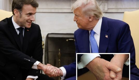 [서울=뉴시스] 도널드 트럼프 미국 대통령의 오른손에 커다란 멍 자국이 포착돼 논란이 일고 있다. (출처=AP/X@allthatyazzz) 2025.02.26. photo@newsis.com *재판매 및 DB 금지