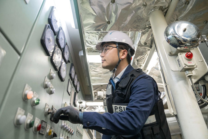 한국해양교통안전공단(KOMSA) 운항관리자가 여객선 출항 전 안전점검을 하고 있다. (사진=한국해양교통안전공단 제공) *재판매 및 DB 금지