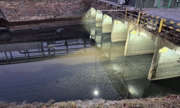 [대구=뉴시스] 26일 오전 7시15분께 대구 염색산업단지 인근 공단천 하수관로에 검은빛 폐수가 흐르고 있다. (사진=독자 제공) 2025.02.26. photo@newsis.com *재판매 및 DB 금지