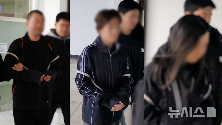 [제주=뉴시스] 오영재 기자 = 25일 오후 제주동부경찰서 유치장에서 중국인 살해 혐의로 붙잡힌 30대 중국인 3명이 조사실로 이동하고 있다. 2025.02.26. oyj4343@newsis.com 