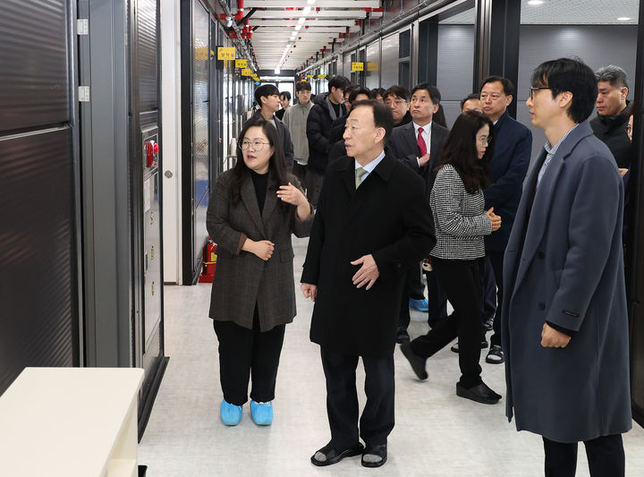 [대전=뉴시스] 재개교하는 대전원신흥초복용분교를 점검하는 설동호 대전시교육감. (사진=대전시교육청 제공) 2025.02.26. photo.newsis.com *재판매 및 DB 금지