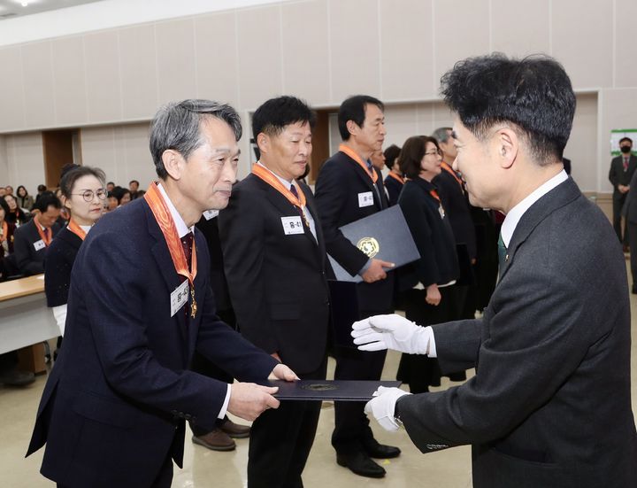 [무안=뉴시스] 26일 전남교육청 청사 대회의실에서 열린 퇴직교원 훈·포장 전수식. 김대중(사진 오른쪽) 교육감이 퇴직 교원에게 훈·포장을 전수하고 있다. (사진 = 전남교육청 제공). 2025.02.26. photo@newsis.com *재판매 및 DB 금지
