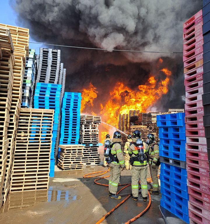 [김제=뉴시스] 26일 오전 11시18분께 전북 김제시 성덕면의 한 야적장에서 불이 나 소방대원들이 진화 작업을 벌이고 있다. (사진=전북도소방본부 제공) 2025.02.26. photo@newsis.com *재판매 및 DB 금지