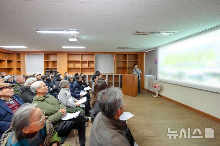 [오산=뉴시스] 오산시 서랑저수지 시민힐링공간 조성사업 주민 설명회 모습 (사진=2025.02.26) photo@newsis.com 