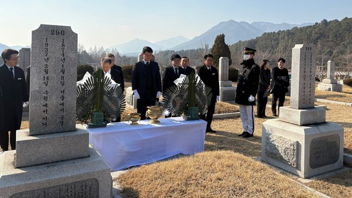 [대전=뉴시스]대전지방보훈청이 26일 국립대전현충원에서 광복 80주년 및 3·1절을 맞아 고주리 순국선열 6인 합동 묘역 및 민족 대표 33인 고 최성모 지사 묘역 참배를 실시했다.(사진=대전지방보훈청 제공) 2025.02.26. photo@newsis.com *재판매 및 DB 금지