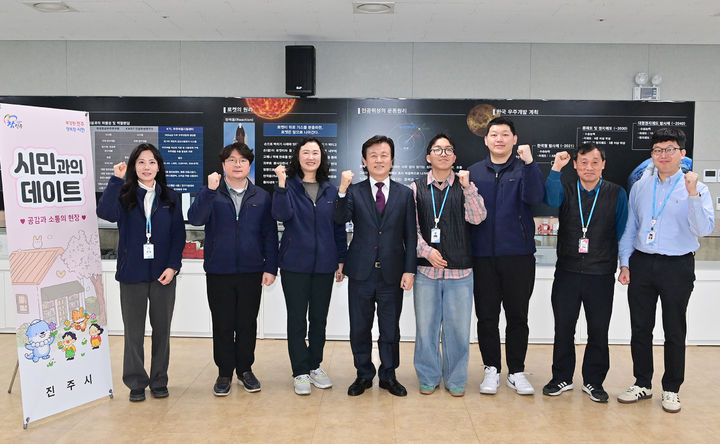 [진주=뉴시스]조규일 진주시장, ‘JINJUSat-1B 개발사업’ 관계자와 만남.(사진=진주시제공).2025.02.26.photo@newsis.com *재판매 및 DB 금지