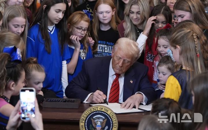 [서울=뉴시스] 지난 5일 트랜스젠더 운동 선수의 여성 스포츠 경기 참가를 금지하는 행정명령에 서명하고 있는 트럼프. (사진=AP통신)