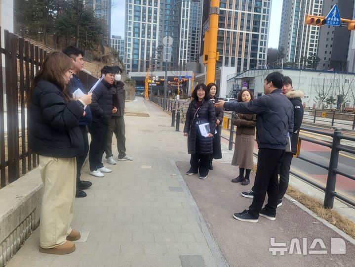 [용인=뉴시스] 통학로 합동점검 모습(사진=용인교육지원청 제공) 2025.02.26.photo@newsis.com