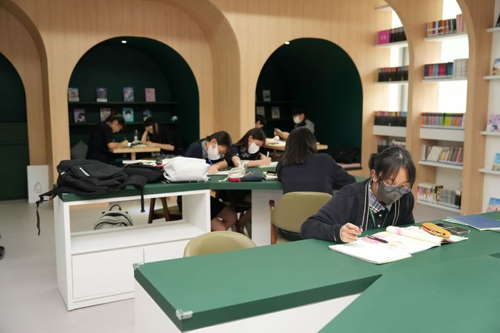 [서울=뉴시스] 꿈담배움터 영란여중 학생들 모습. 2025.02.26. (사진=중랑구 제공) *재판매 및 DB 금지