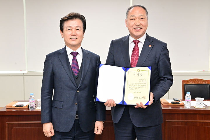 [진주=뉴시스]진주시, 제24회 진주논개제 제전위원장에 김성규(사진 오른쪽) 진주교대 총장 위촉.(사진=진주시제공).2025.02.26.photo@newsis.com *재판매 및 DB 금지