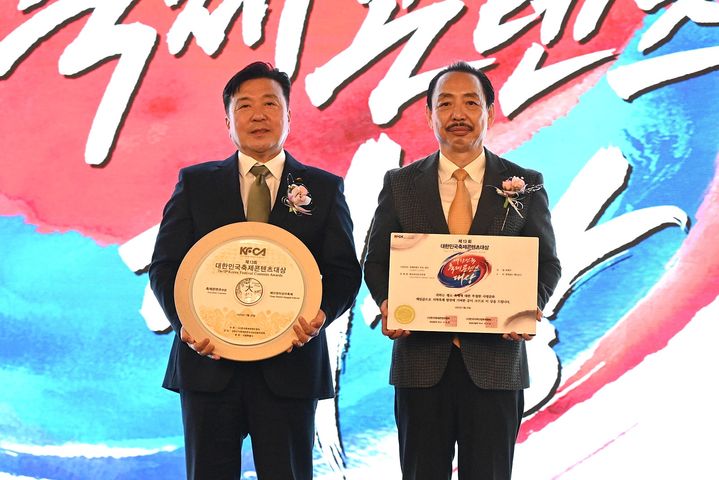 [예산=뉴시스] 최재구 예산군수가 2025년 대한민국 축제콘텐츠 대상을 수상하고 있다. *재판매 및 DB 금지