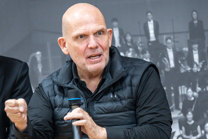 [서울=뉴시스] 26일 서울 종로구 세종문화회관에서 열린 '2025 서울시향 지휘 펠로십' 인터뷰에서 얍 판 츠베덴 음악감독이 말하고 있다.(사진=서울시립교향악단 제공) 2025.02.26. photo@newsis.com *재판매 및 DB 금지