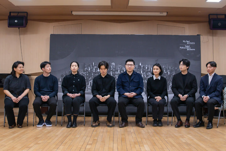 [서울=뉴시스] 26일 서울 종로구 세종문화회관에서 열린 '2025 서울시향 지휘 펠로십' 인터뷰에 참석한 펠로십 참가자들. (왼쪽부터) 김리라, 김준영, 김효은, 박근태, 송민규, 신주연, 최재혁, 해리스 한(사진=서울시립교향악단 제공) 2025.02.26. photo@newsis.com *재판매 및 DB 금지