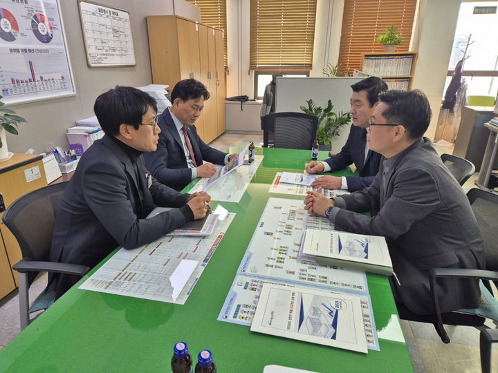 [밀양=뉴시스] 곽근석 부시장이 경남도 예산담당관실을 방문해 현안 사업을 설명하고 있다. (사진=밀양시 제공) 2025.02.26. photo@newsis.com *재판매 및 DB 금지