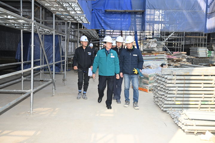 [부산=뉴시스] 26일 정종복 기장군수는 일광읍 소재 일광교육행복타운 조성 공사 현장을 방문해 안전 관리 실태를 점검하고 있다. (사진=부산 기장군 제공) 2025.02.26. photo@newsis.com *재판매 및 DB 금지
