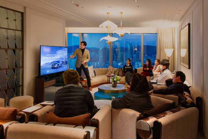 [서울=뉴시스] 한성자동차가 지난 20일 조선팰리스 서울 강남에서 유튜버 '부읽남'과 함께 진행한 고객 초청 강연 프로그램 '드라이브 투 렉처(Drive to Lecture)' 모습. (사진=한성자동차 제공) 2025.02.26 photo@newsis.com *재판매 및 DB 금지