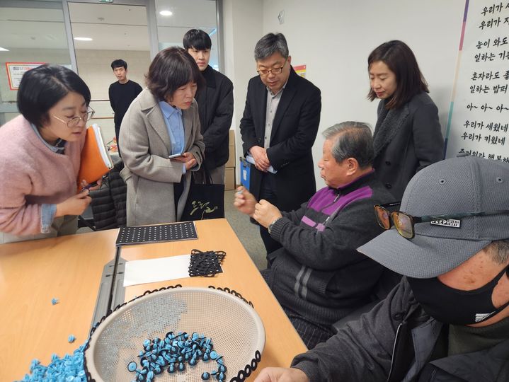 26일 세종시 노인복지과 공무원들이 충북 청주시 서원구 산남동 청주서원노인복지관에서 일하는 밥퍼 사업 현장을 둘러보고 있다. (사진=충북도 제공) *재판매 및 DB 금지