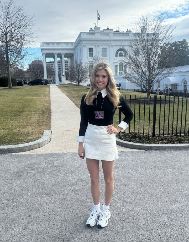 [서울=뉴시스] 윈터스는 자신의 SNS에 백악관 출입기자로 근무한 첫날 사진을 올렸다. 사진 속 그는 검은색 니트 상의와 흰색 미니스커트를 입은 채 "공식적으로 백악관 특파원입니다"라는 설명을 추가했다. (사진= 나탈리 윈터스 인스타그램 캡처 ) 2025.02.26. photo@newsis.com *재판매 및 DB 금지