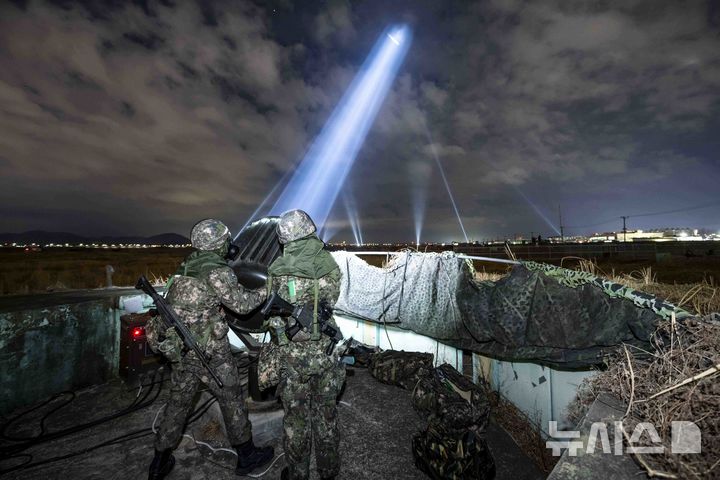 [광주=뉴시스] 박기웅 기자 = 공군 제1전투비행단 '25-1차 전투태세훈련'에 참여한 장병들이 출현한 적 항공기를 조명을 통해 추적하고 야간 기지방호 훈련을 하고 있다. (사진 = 공군 제1전투비행단 제공) 2025.02.26. photo@newsis.com