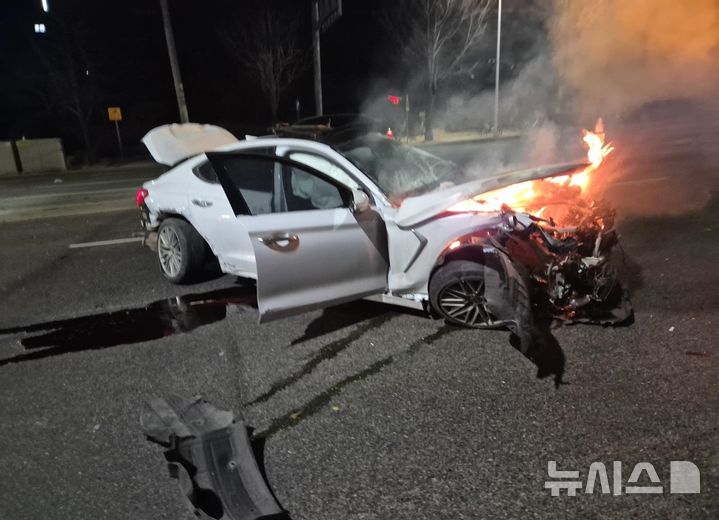 [안양=뉴시스] 안양시 동안구 호계동 덕고개 사거리 인근에서 발생한 교통사고 현장. (사진=안양시 제공).*재판매 및 DB 금지