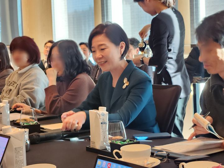 [서울=뉴시스] 이승주 기자 = 오영주 중소벤처기업부 장관이 기자들의 질문에 답변하고 있다. 2025.02.26. heyjude@newsis.com *재판매 및 DB 금지