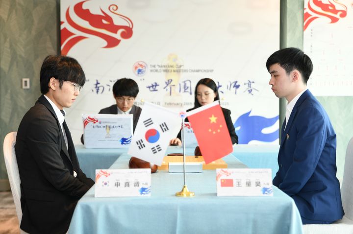 [서울=뉴시스] 제1회 난양배 월드바둑마스터스 결승에서 맞붙은 신진서 9단, 왕싱하오 9단. (사진=한국기원 제공) *재판매 및 DB 금지