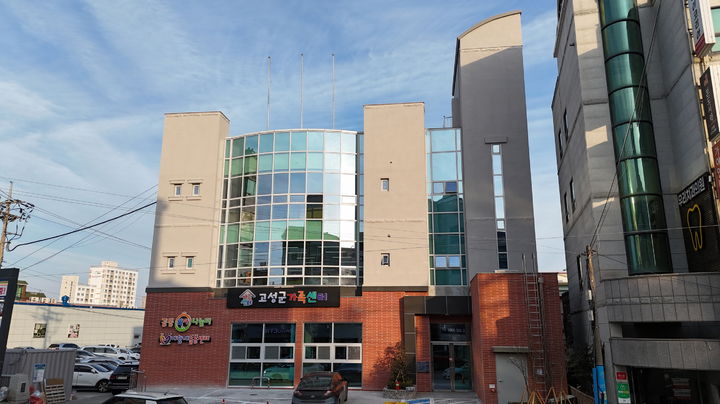 [고성(경남)=뉴시스] 신정철 기자= 경남 고성군이 2021년 생활 사회간접자본(SOC) 복합화 공모사업에 선정돼 추진한 고성군가족센터가 오는 3월 7일 새롭게 문을 연다고 26일 밝혔다.사진은 총 사업비 48억 원으로 구.고성군산림조합 건물을 매입, 개·보수해 조성된 고성군가족센터 전경.(사진=고성군 제공).2025.02.26. photo@newsis.com *재판매 및 DB 금지