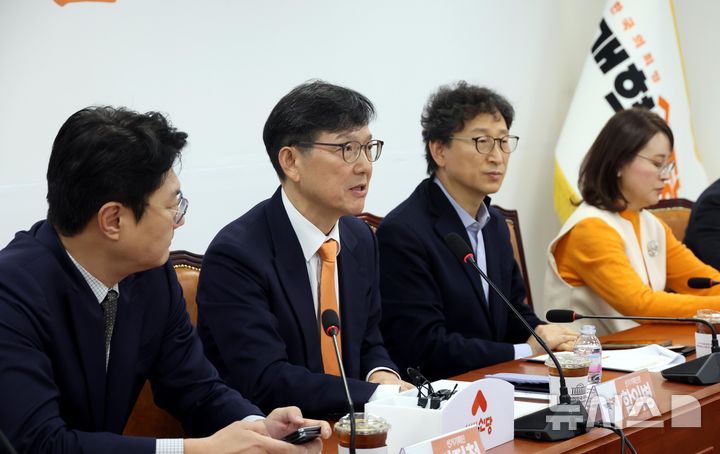 [서울=뉴시스] 조성봉 기자= 함익병 개혁신당 선거기획단장이 26일 오전 서울 여의도 국회에서 열린 개혁신당 제1차 선거기획단 회의에서 발언을 하고 있다. 2025.02.26. suncho21@newsis.com