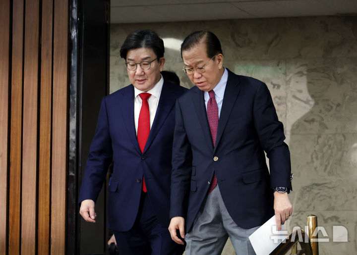 [서울=뉴시스] 고승민 기자 = 국민의힘 권영세 비상대책위원장과 권성동 원내대표가 26일 서울 여의도 국회에서 열린 주주 권익 및 기업가치 제고를 위한 경제단체 간담회에 참석하고 있다. 2025.02.26. kkssmm99@newsis.com