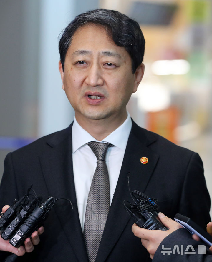 [인천공항=뉴시스] 김혜진 기자 = 안덕근 산업통상자원부 장관이 미국 워싱턴DC를 방문해 미 행정부 관계자, 주요 의원 등과 면담하고 미국의 상호관세에 대한 면제를 요청하기 위해 26일 오전 인천국제공항을 통해 미국 워싱턴 DC로 출국하며 취재진 질문에 답하고 있다. 2025.02.26. jini@newsis.com