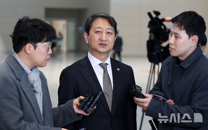 [인천공항=뉴시스] 김혜진 기자 = 안덕근 산업통상자원부 장관이 미국 워싱턴DC를 방문해 미 행정부 관계자, 주요 의원 등과 면담하고 미국의 상호관세에 대한 면제를 요청하기 위해 26일 오전 인천국제공항을 통해 미국 워싱턴 DC로 출국하며 취재진 질문에 답하고 있다. 2025.02.26. jini@newsis.com