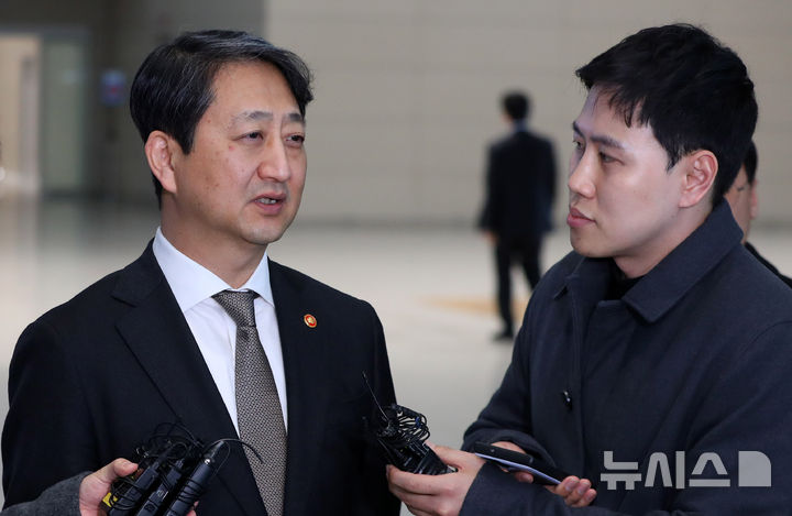 [인천공항=뉴시스] 김혜진 기자 = 안덕근 산업통상자원부 장관이 미국 워싱턴DC를 방문해 미 행정부 관계자, 주요 의원 등과 면담하고 미국의 상호관세에 대한 면제를 요청하기 위해 26일 오전 인천국제공항을 통해 미국 워싱턴 DC로 출국하며 취재진 질문에 답하고 있다. 2025.02.26. jini@newsis.com