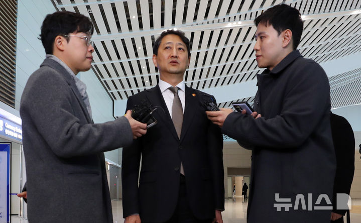 [인천공항=뉴시스] 김혜진 기자 = 안덕근 산업통상자원부 장관이 미국 워싱턴DC를 방문해 미 행정부 관계자, 주요 의원 등과 면담하고 미국의 상호관세에 대한 면제를 요청하기 위해 26일 오전 인천국제공항을 통해 미국 워싱턴 DC로 출국하며 취재진 질문에 답하고 있다. 2025.02.26. jini@newsis.com